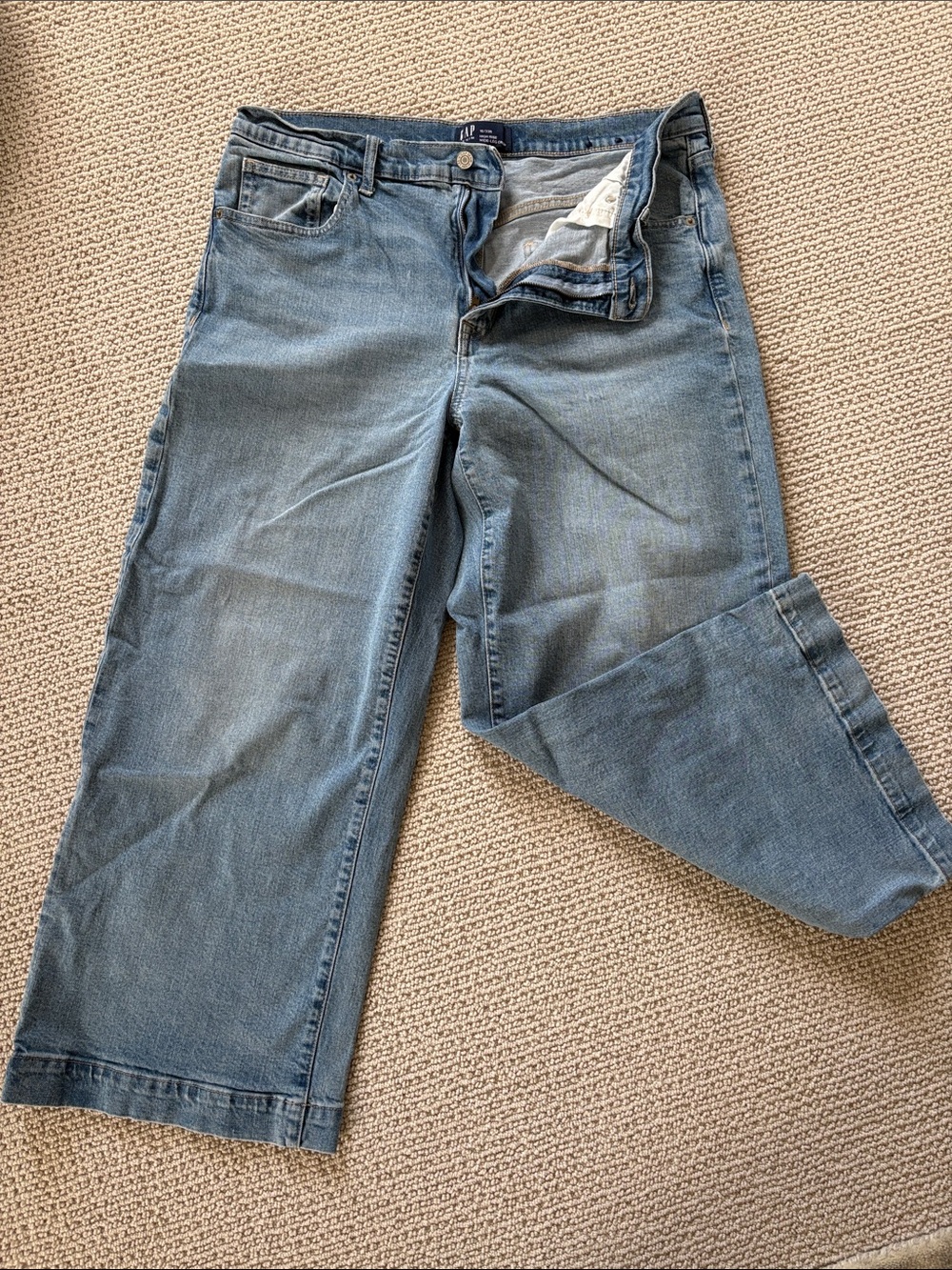 GAP Women’s Light Blue High-Rise Wide- Leg Cropped Jeans